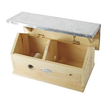 Otevřená dřevěná budka s kovovou střechou