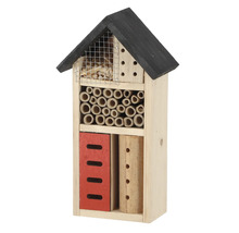 Hmyzí hotel ze dřeva s různými výplňovými materiály na podporu biodiverzity v zahradě.