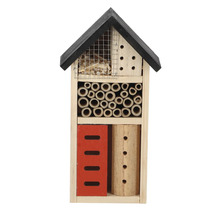 Hmyzí hotel ze dřeva s různými výplňovými materiály