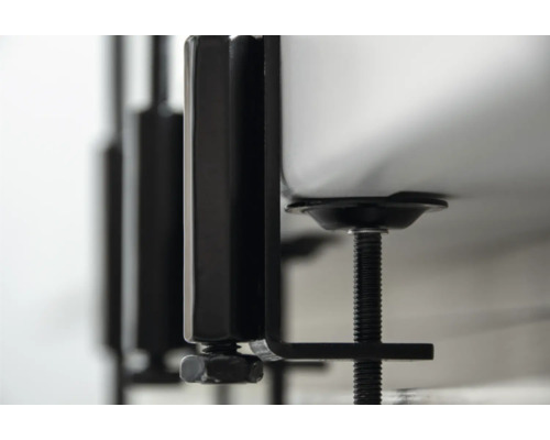 Detailní pohled na upevnění umyvadla se závitovou tyčí a držákem