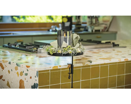 Dekorativní stolní svíčka se svorkou na kuchyňském stole