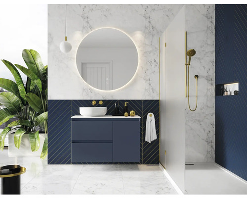 Moderní koupelna s umyvadlem, zrcadlem, sprchou a rostlinami