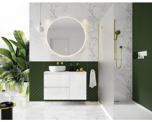 Moderní koupelna s umyvadlem, zrcadlem, sprchou a rostlinami.