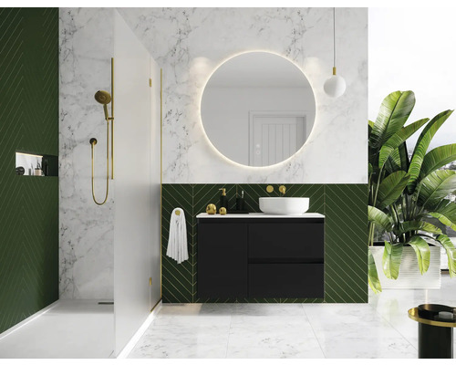 Koupelna se sprchou, umyvadlem, zrcadlem a zelenými obklady stěn