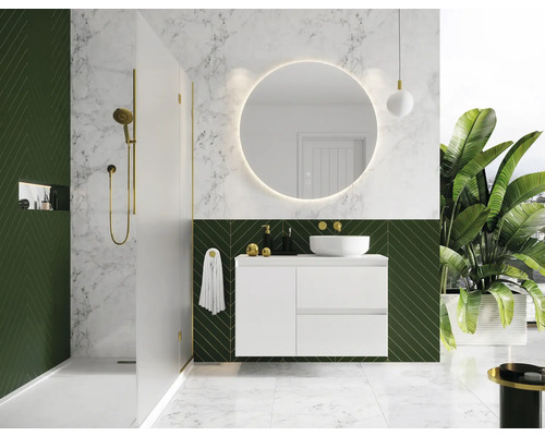 Moderní koupelna se sprchou, umyvadlem, kulatým zrcadlem a rostlinami