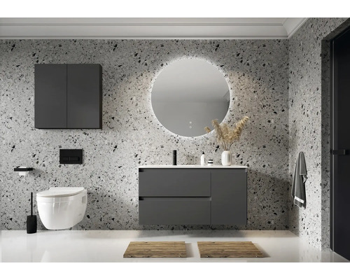 Moderní koupelna s umyvadlovou skříňkou, zrcadlovou skříňkou, kulatým zrcadlem, závěsným WC a vzorovanou stěnou