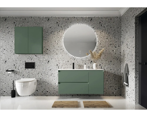 Moderní koupelna s umyvadlem, zrcadlem, toaletou a úložným prostorem