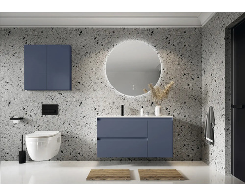 Moderní koupelna s umyvadlem, zrcadlovou skříňkou a toaletou před stěnou s kamenným vzorem