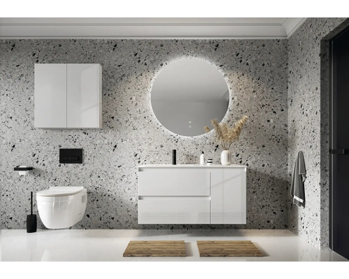 Moderní koupelna s umyvadlem, zrcadlem, závěsnou skříňkou a toaletou před zdí s kamenným vzorem