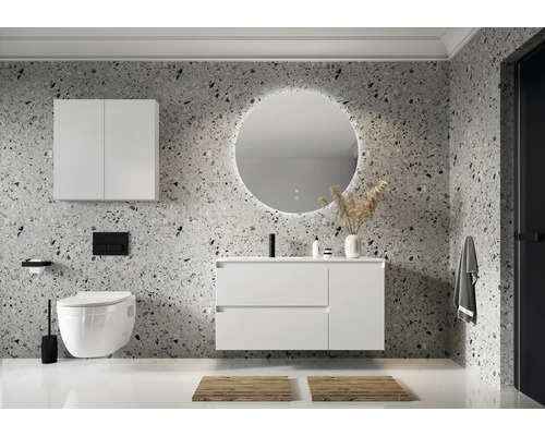 Moderní koupelna s umyvadlem, zrcadlem, toaletou a skříňkou