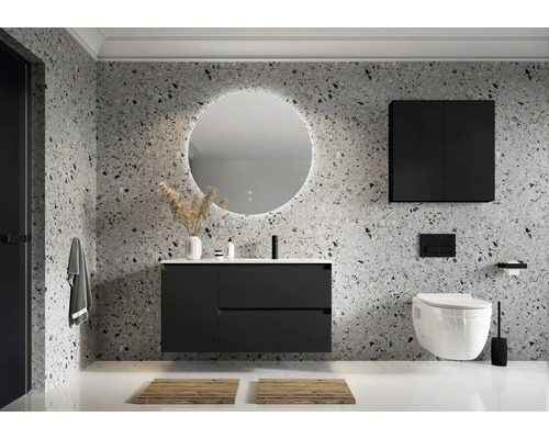 Moderní koupelna s umyvadlem, zrcadlem, závěsnou skříňkou a toaletou před vzorovanou stěnou