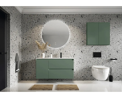 Moderní koupelna s umyvadlovou skříňkou, zrcadlem, závěsnou skříňkou a toaletou před vzorovanou stěnou