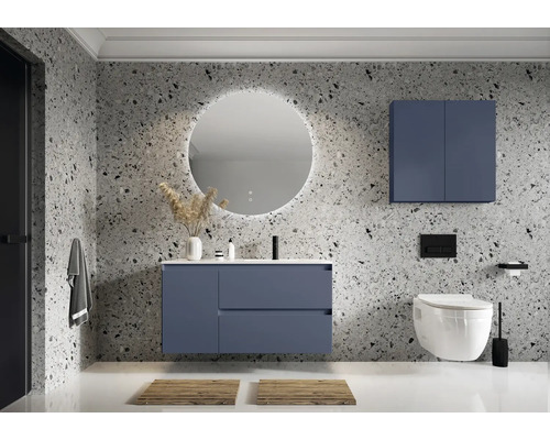 Moderní koupelna s umyvadlem, zrcadlovou skříňkou, toaletou a dekorací.