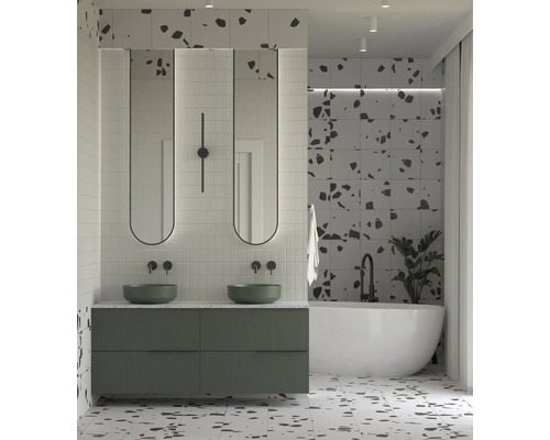 Moderní koupelna s dvojitým umyvadlem, zrcadly a volně stojící vanou