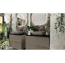 Moderní design koupelny se dvěma umyvadly, zrcadly a rostlinami pro světlou a přátelskou atmosféru