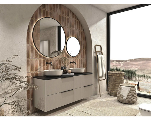 Koupelna s umyvadlem, zrcadly, koši na prádlo a držákem na ručníky před velkým oknem