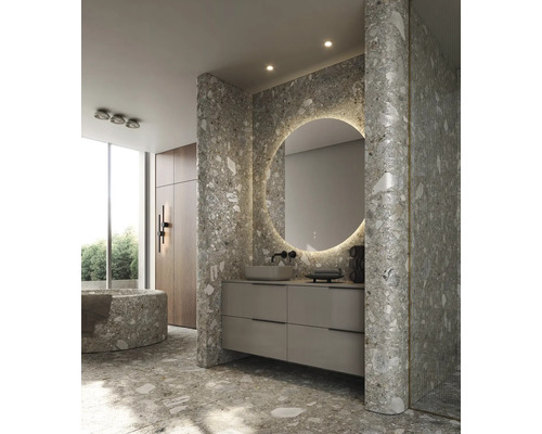 Moderní koupelna s teracovou dlažbou, kulatým zrcadlem s osvětlením a skříňkou pod umyvadlo