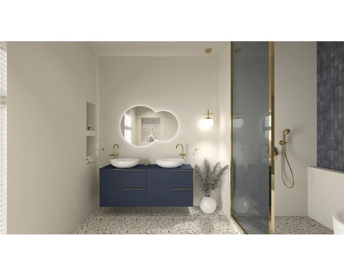 Světlá koupelna s dvojitým umyvadlem, zrcadlovou skříňkou a sprchou