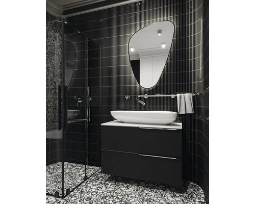 Moderní koupelna se sprchou, umyvadlem a neobvyklým zrcadlem