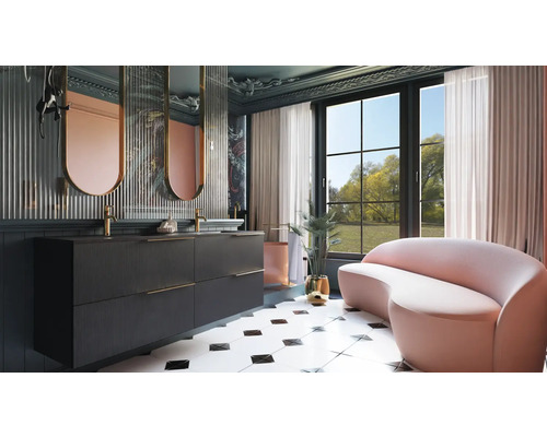 Moderní koupelna s umyvadlem, zrcadly a posezením před oknem.