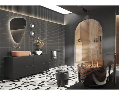 Moderní koupelna s vanou, umyvadlem, zrcadlem a vzorovanými dlaždicemi