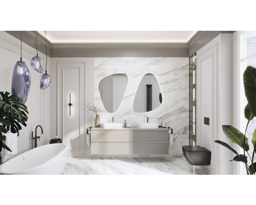 Moderní koupelna s vanou, umyvadlem, zrcadly a toaletou