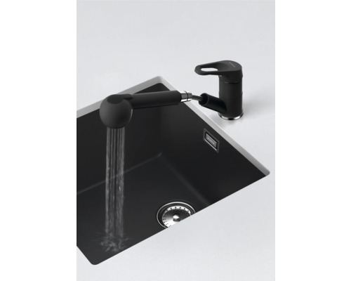 Dřez s vodovodní baterií a sprchovou hlavicí