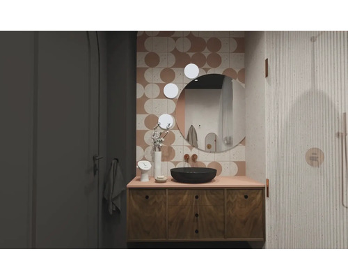 Koupelna s umyvadlovou skříňkou, umyvadlem na desku a zrcadlem