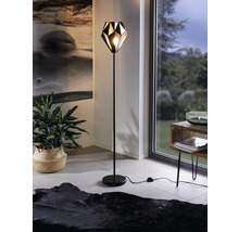 Stojací lampa v obývacím pokoji s geometrickým stínidlem.