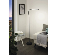 Moderní stojací lampa v obývacím pokoji vedle pohovky a konferenčního stolku