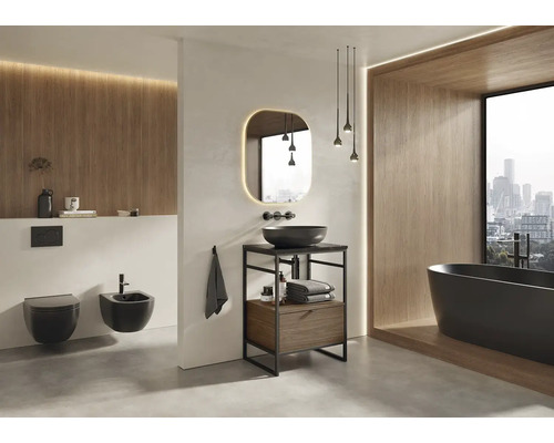 Moderní koupelna s toaletou, bidetem, umyvadlem, zrcadlem a vanou