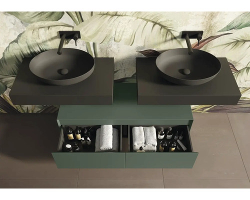 Moderní koupelna s dvojitým umyvadlem, skříňkou a doplňky