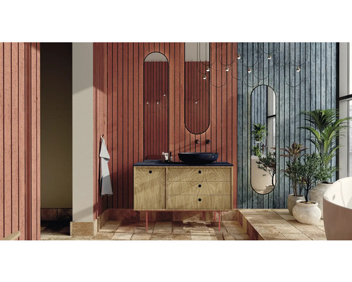 Koupelna s umyvadlovou skříňkou, zrcadly, rostlinami a dekorativním obkladem stěn pro moderní design interiéru.