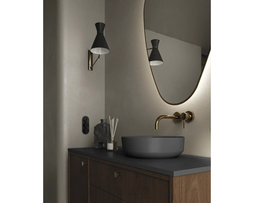 Koupelnová skříňka s umyvadlem na desku, nástěnnou baterií, zrcadlem a nástěnným svítidlem.