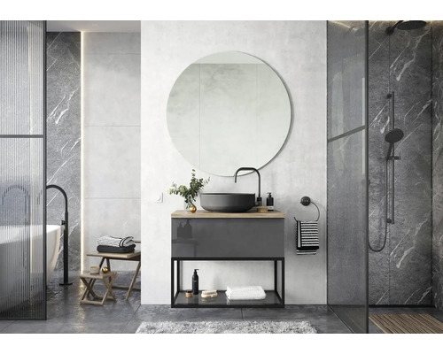 Moderní koupelna s umyvadlem, zrcadlem, sprchou a vanou.