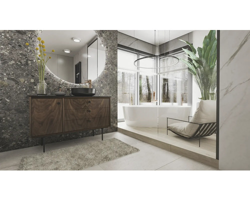 Světlá koupelna s umyvadlem, zrcadlem, vanou a křeslem.