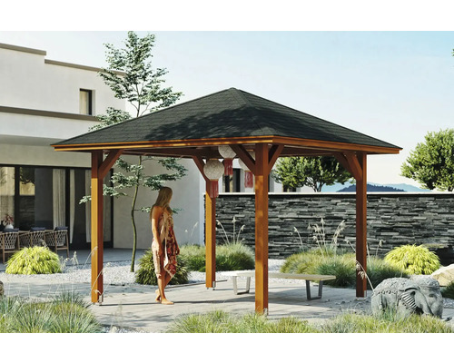 Zahradní altán SKAN HOLZ Cannes Velikost 1, 374x374 cm, ořechové laminované dřevo Dřevěný altán se ženou v zahradě