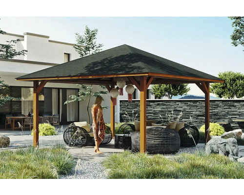Zahradní altán SKAN HOLZ Cannes Velikost 3, 504x504 cm, ořechové laminované dřevo Čtvercový dřevěný altán s tmavou střechou v upravené zahradě.
