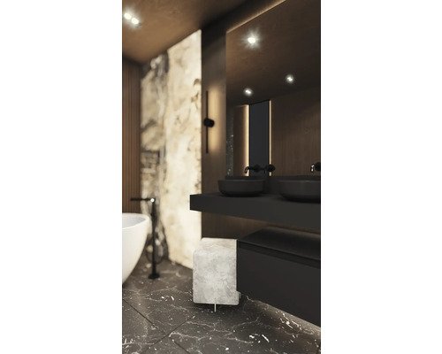 Moderní koupelna s dvojitým umyvadlem, zrcadlem a vanou