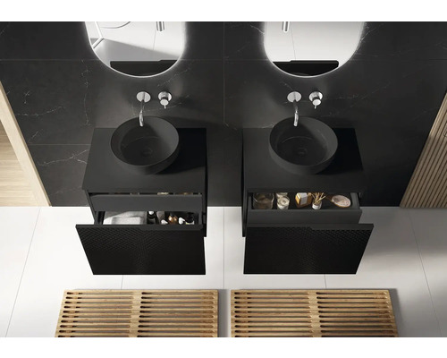 Koupelna se dvěma umyvadly, skříňkami a zrcadly