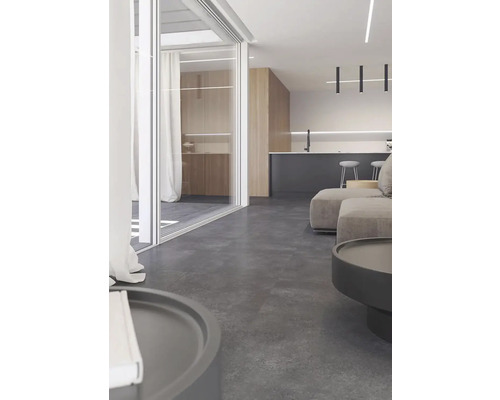 Světlý obývací pokoj s posezením, kuchyňským barem a posuvnými dveřmi