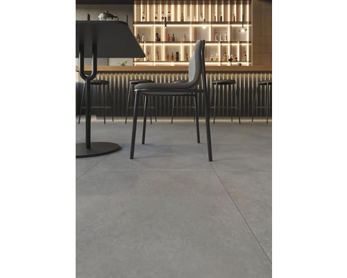 Interiérový pohled s jídelním stolem, židlemi a dlažbou