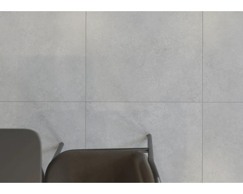 Podlaha s čtvercovými dlaždicemi a židle