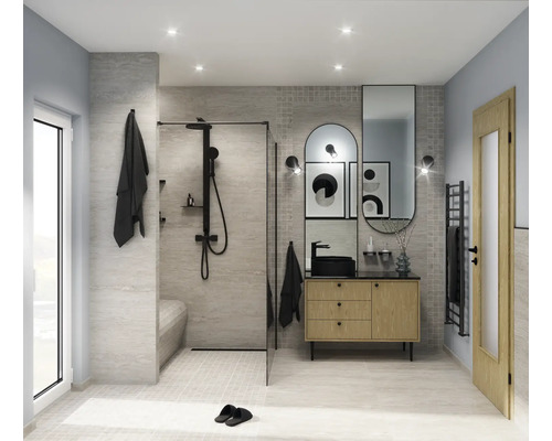 Moderní koupelna se sprchou, umyvadlem a zrcadlem