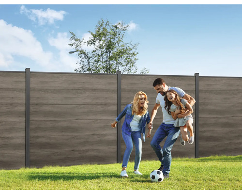 Rodina hraje fotbal na zahradě s plotem pro ochranu soukromí