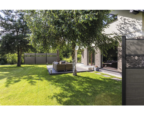 Zahrada s trávníkem, dřevěným plotem a posezením na terase