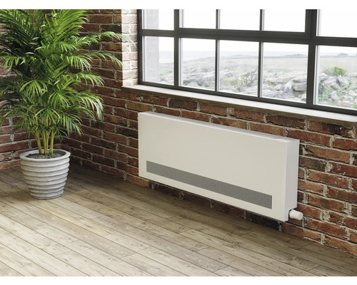 Pokoj s radiátorem pod oknem na cihlové zdi