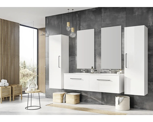 Moderní koupelna s umyvadlem, zrcadly a úložnými řešeními