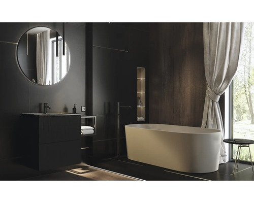 Moderní koupelna s vanou, umyvadlem, zrcadlem a oknem