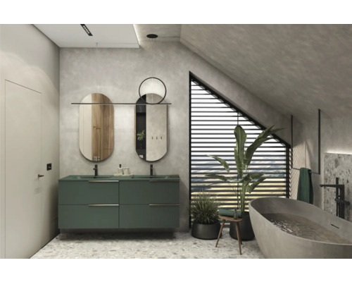 Světlá koupelna s umyvadlem, zrcadly, vanou a pokojovými rostlinami